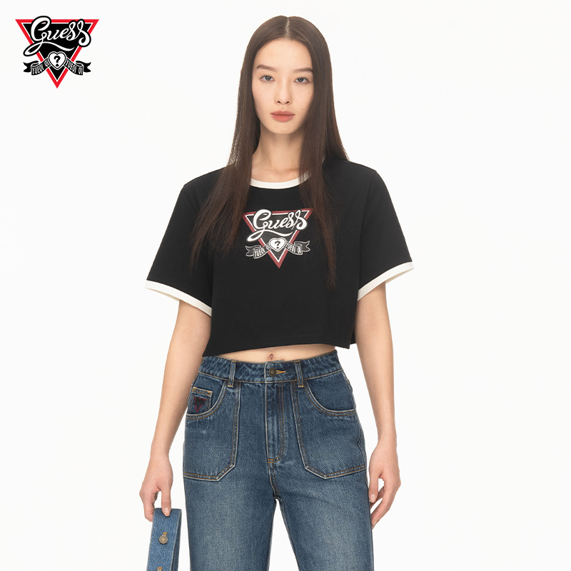 【GUESS x YUEQI QI联名系列】女士短款露脐圆领撞色logo圆领T恤