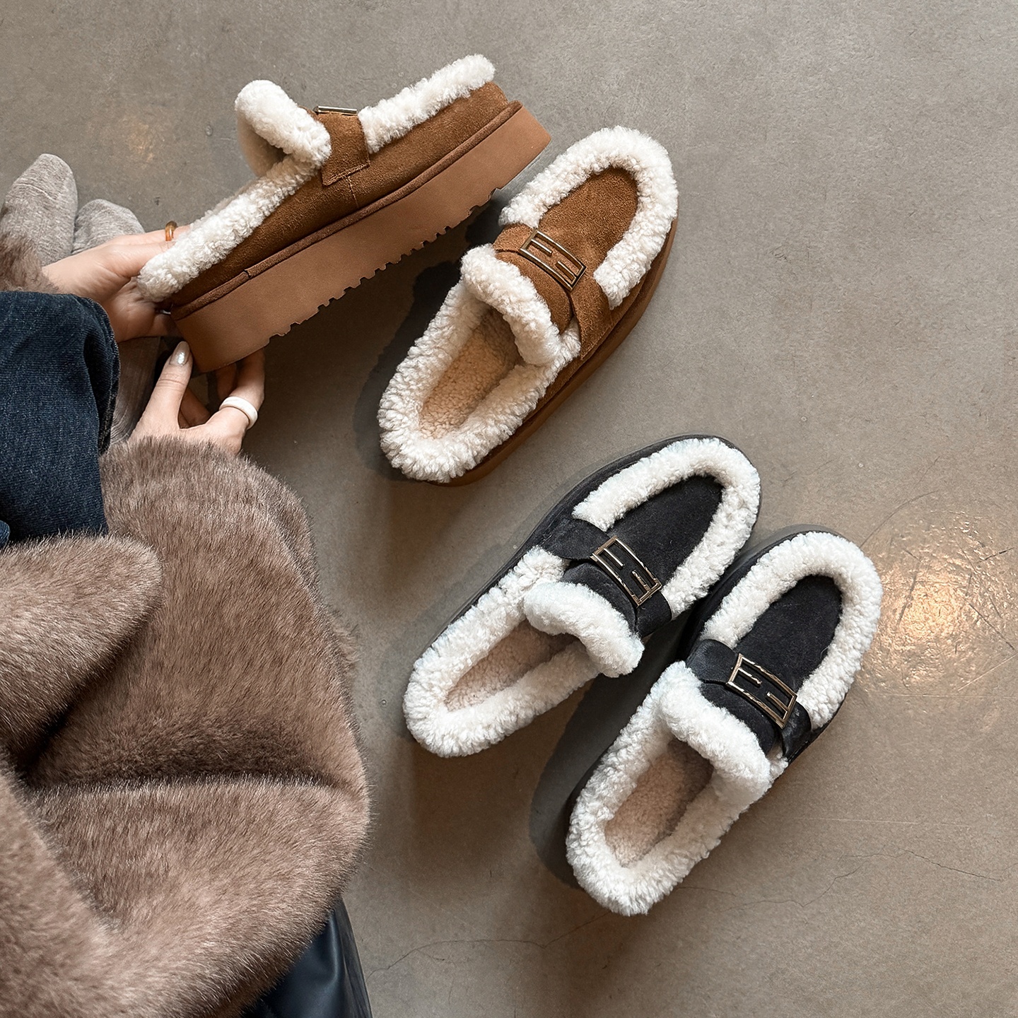 时尚圆头深口拼接金属扣毛毛鞋