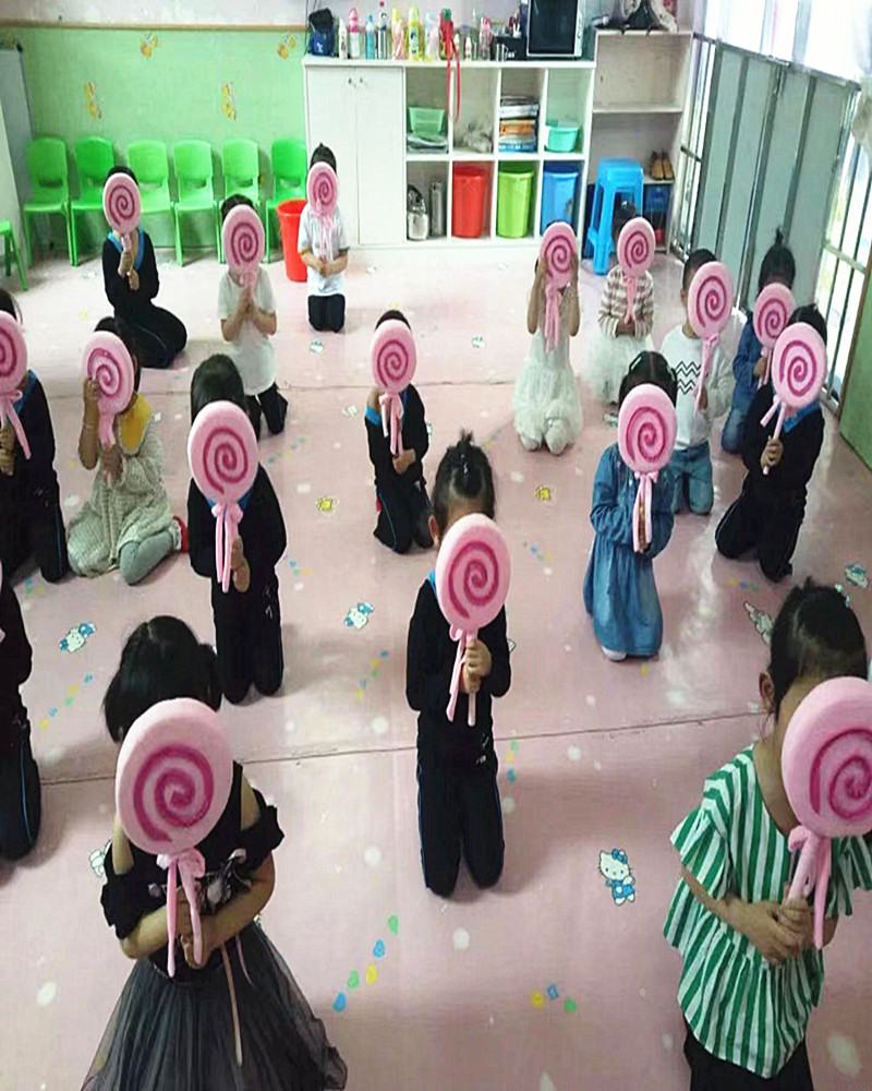 美迪斯手拿棒棒糖表演六一儿童节