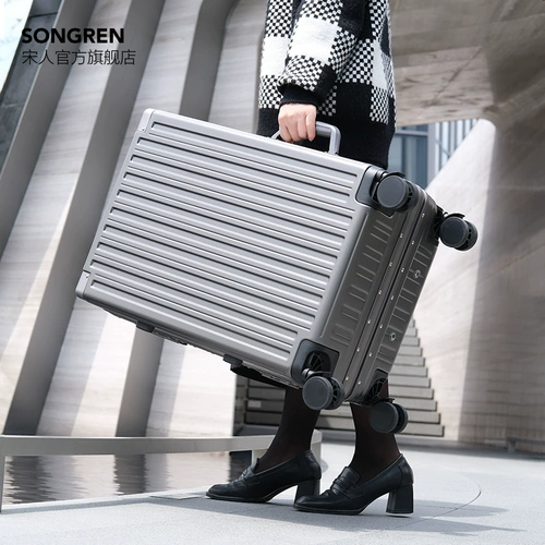 Багажный вместительный и большой универсальный чемодан