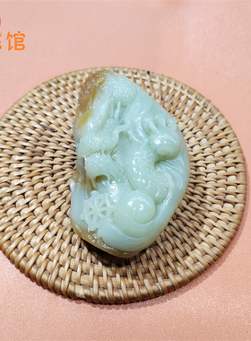 新疆若羌糖黄玉龙把件手玩件如意龙俏色巧雕温润细腻圆润水车