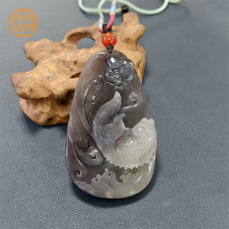 冰烟紫连年有余吊坠和田玉紫白玉鱼莲花山水吊坠挂件玉质温润油性