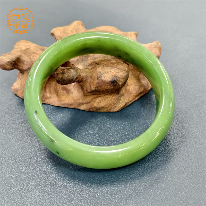 和田碧玉正绿58圈手镯  正品俄料冰底阳绿微带黑点女款玉镯