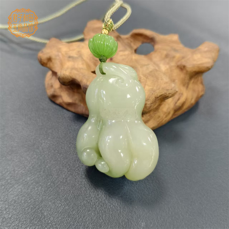 翠青和田玉人参吊坠青海料带荧光细腻温润佛手瓜挂件寓意人生如意