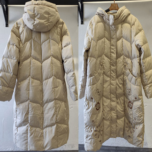 宝L秋冬羽绒服连帽女装中老年中长款刺绣显瘦气质百搭休闲文艺范