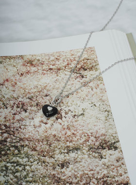 周叔韩代 韩国东大门设计款S925纯银黑色爱心项链110865