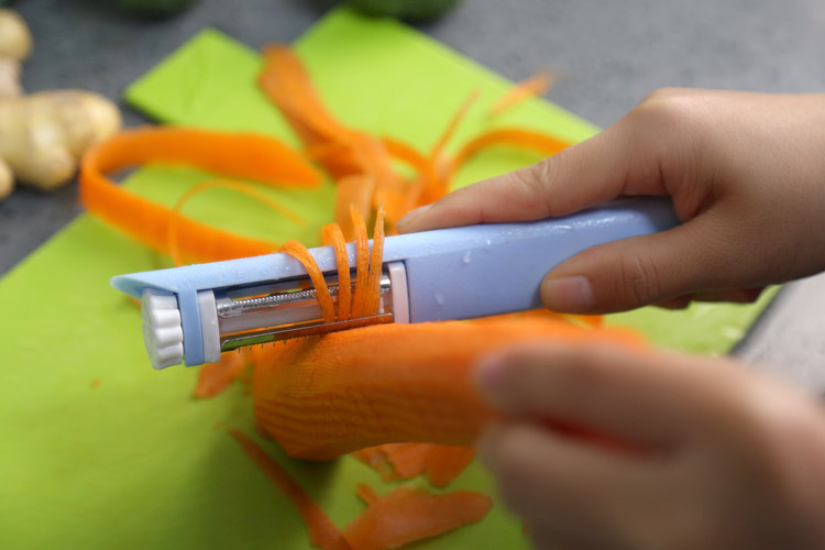 日本便攜好用！居家實用廚房烹饪工具多功能四合壹旋轉刨絲刀器削在類目 廚房/烹飪用具, 烹飪用具, 刀具, 蔬果刨絲器/瓜果刀中 - 來自Buy2taobao.com提供專業的淘寶代購服務