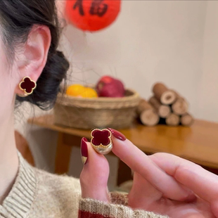 红色幸运草香槟色珍珠耳钉女2025秋冬新款爆款时尚精致百搭耳饰