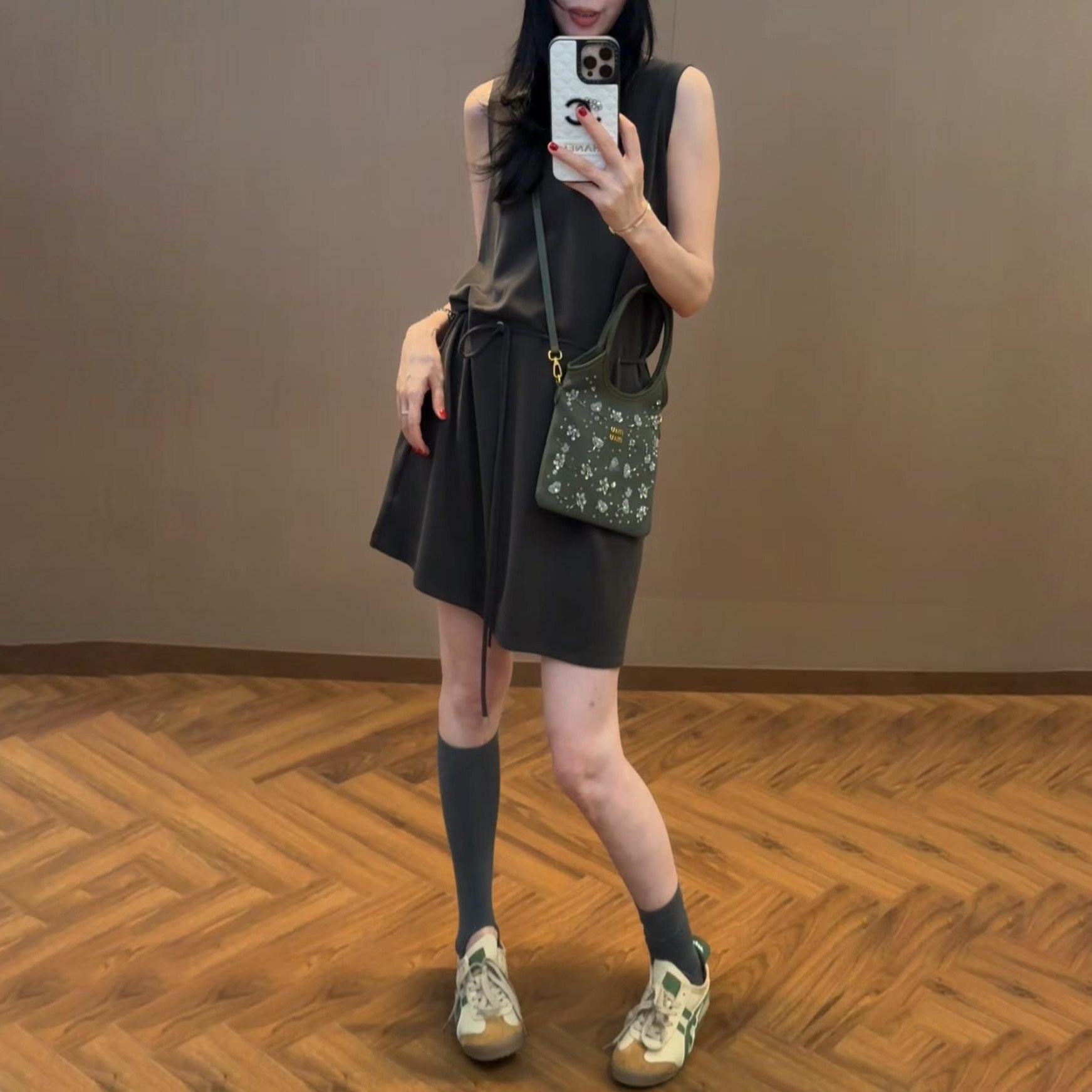 定制秋款黑绿无袖背心裙连帽长袖卫衣休闲气质感简约宽松两件套装