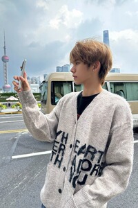 【7】字母提花V领开衫毛衣男女秋季A079-9816-P56图片