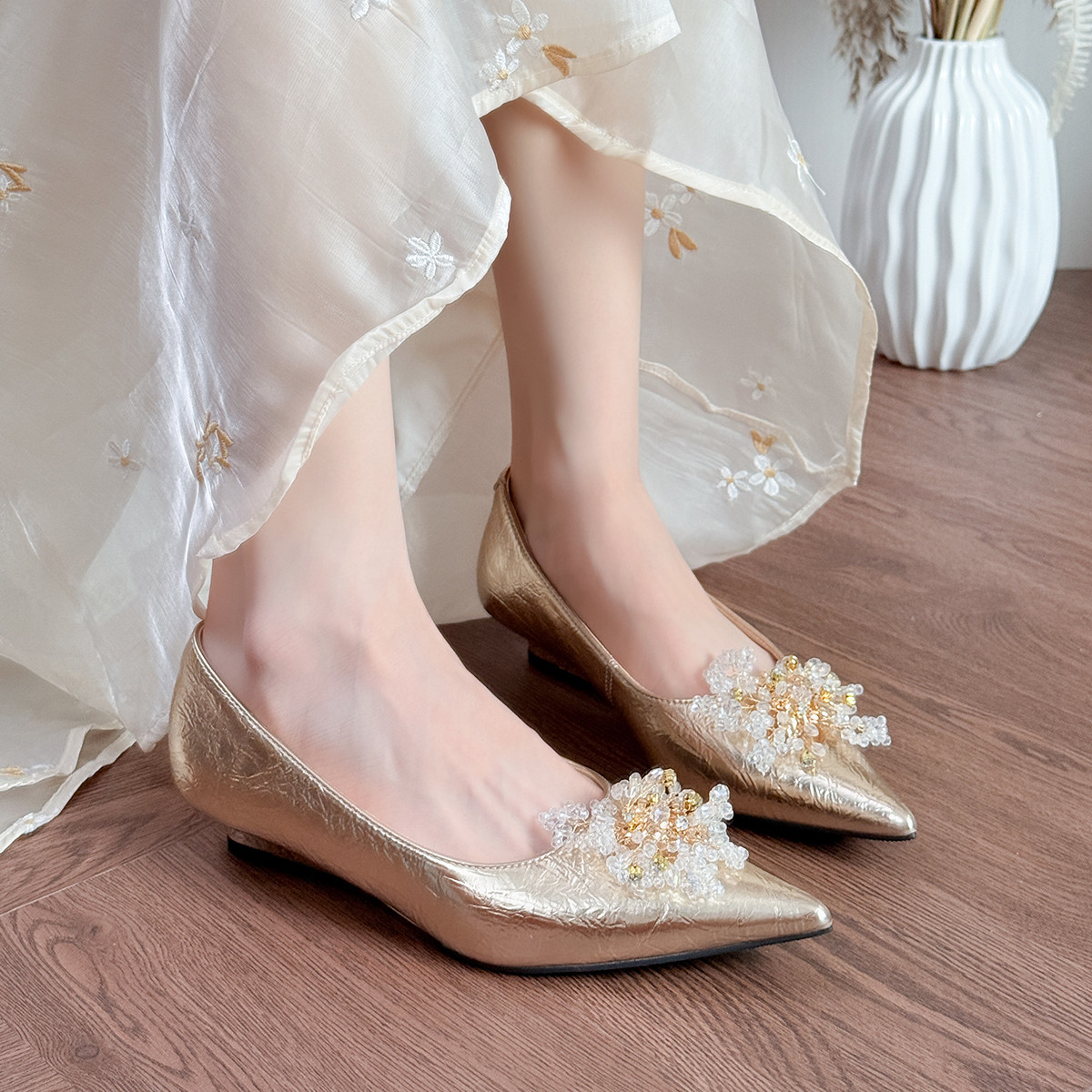 韩版浅口水钻婚鞋金属手抓纹坡跟显瘦女鞋尖头低跟单鞋女