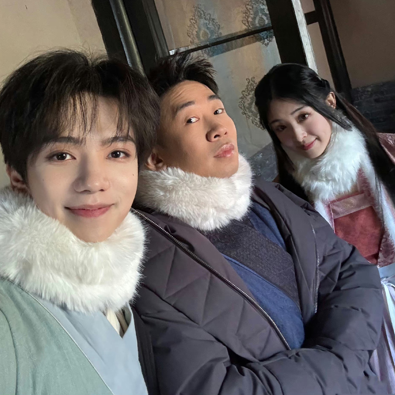 罗一舟杨迪张含韵同款围脖