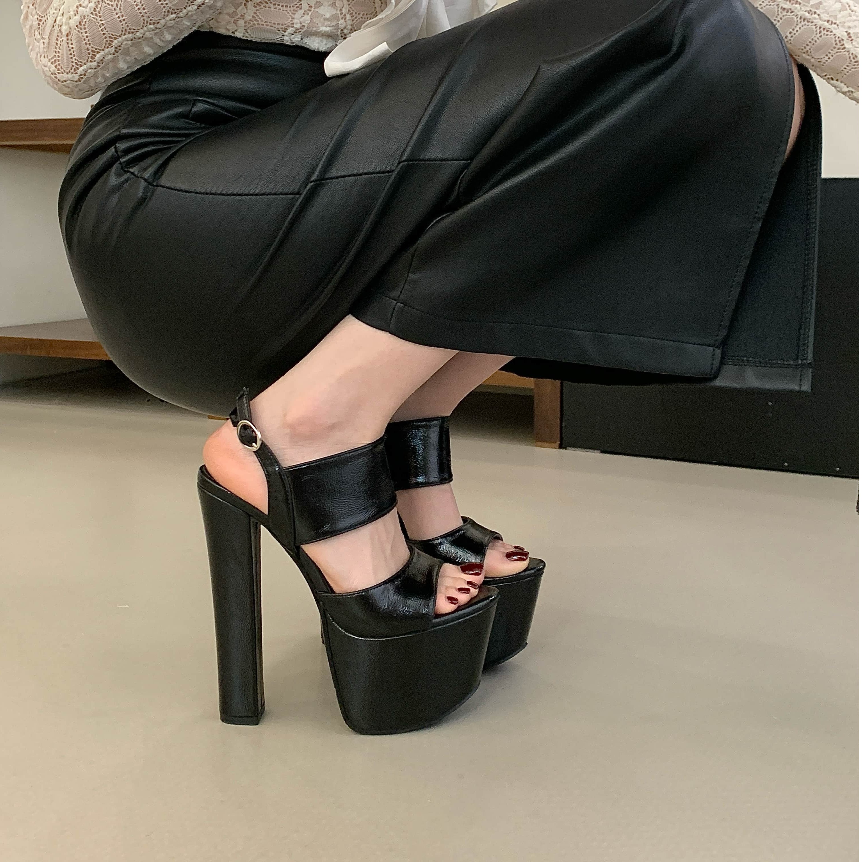 恨天高黑色凉鞋女2026粗跟防水台模特车展走秀钢管舞高跟鞋16cm