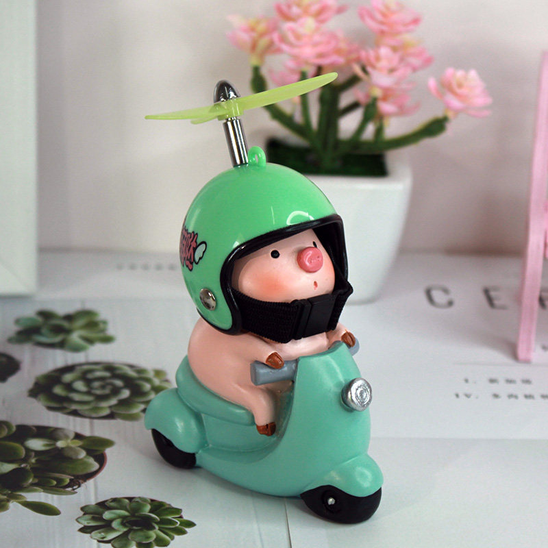 可爱骑摩托头盔小猪摆件创意小装饰品个性高档汽车车载王一博代餐