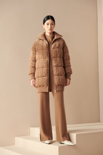 GIRFUNCHI歌凡琦女士羊绒上衣2023秋冬纯色绞花羽绒棕色