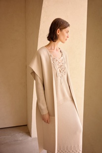 GIRFUNCHI歌凡琦女士羊绒披肩2023秋冬纯色时尚有型上衣流苏白