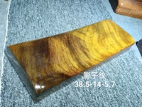 Золотая тень имеет маленькие выветрившие трещины по бокам