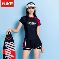 Красный разрез на одно плечо