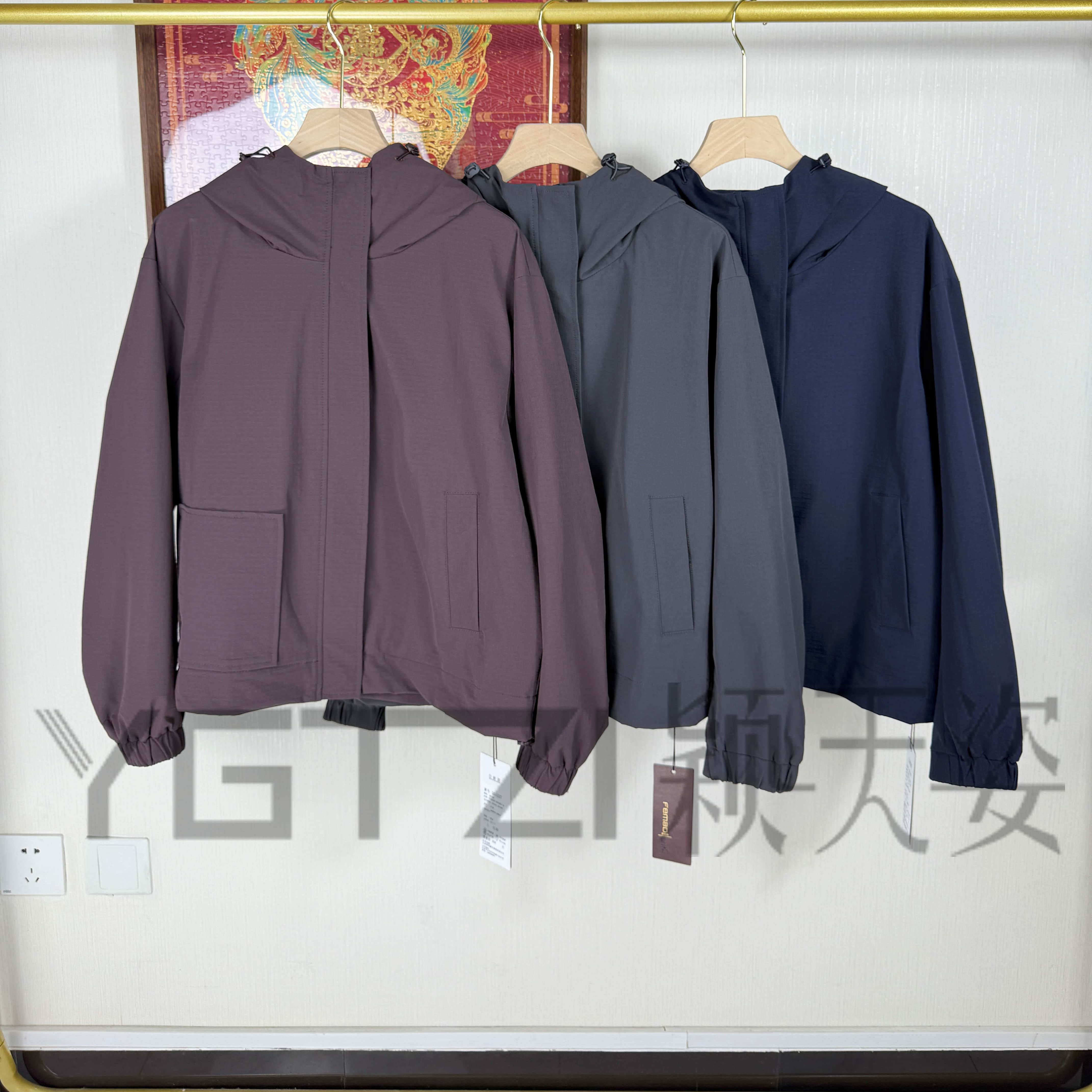 菲玛掂2025春季新款连帽冲锋衣