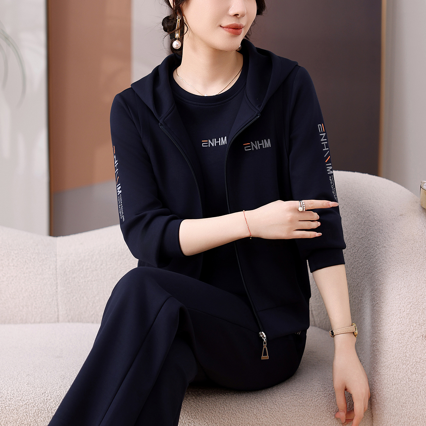 时尚女士连帽休闲运动服套装女春秋2025年新款拉链开衫卫衣三件套