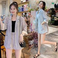 Kích thước lớn của phụ nữ béo mm váy mùa hè tuổi nhỏ phù hợp với áo khoác quần short hai mảnh giản dị thời trang phù hợp với khí chất - Bộ đồ áo kiểu trung niên