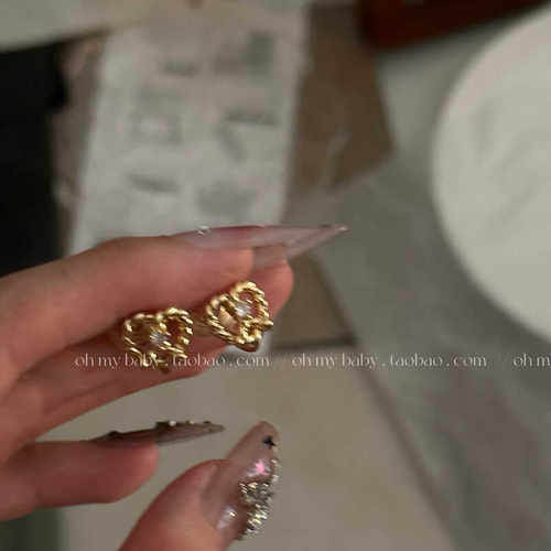 蚊香盘耳夹金色碱水结面包镶锆石