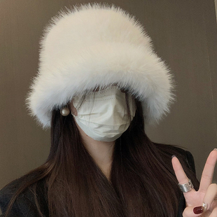白色毛绒绒渔夫帽子女秋冬季保暖东北长白山网红显脸小仿皮草盆帽