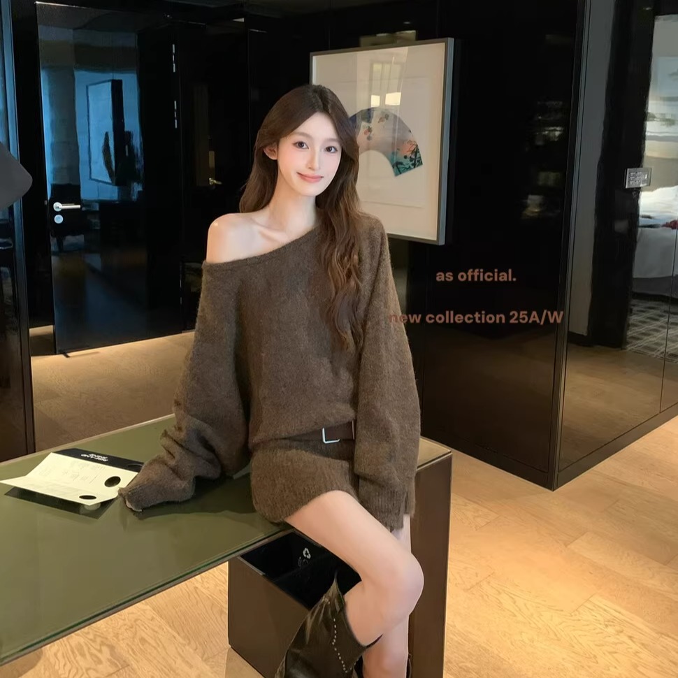 小心机露肩蝙蝠袖针织毛衣裙女秋冬连衣裙高级感气质收腰包臀裙