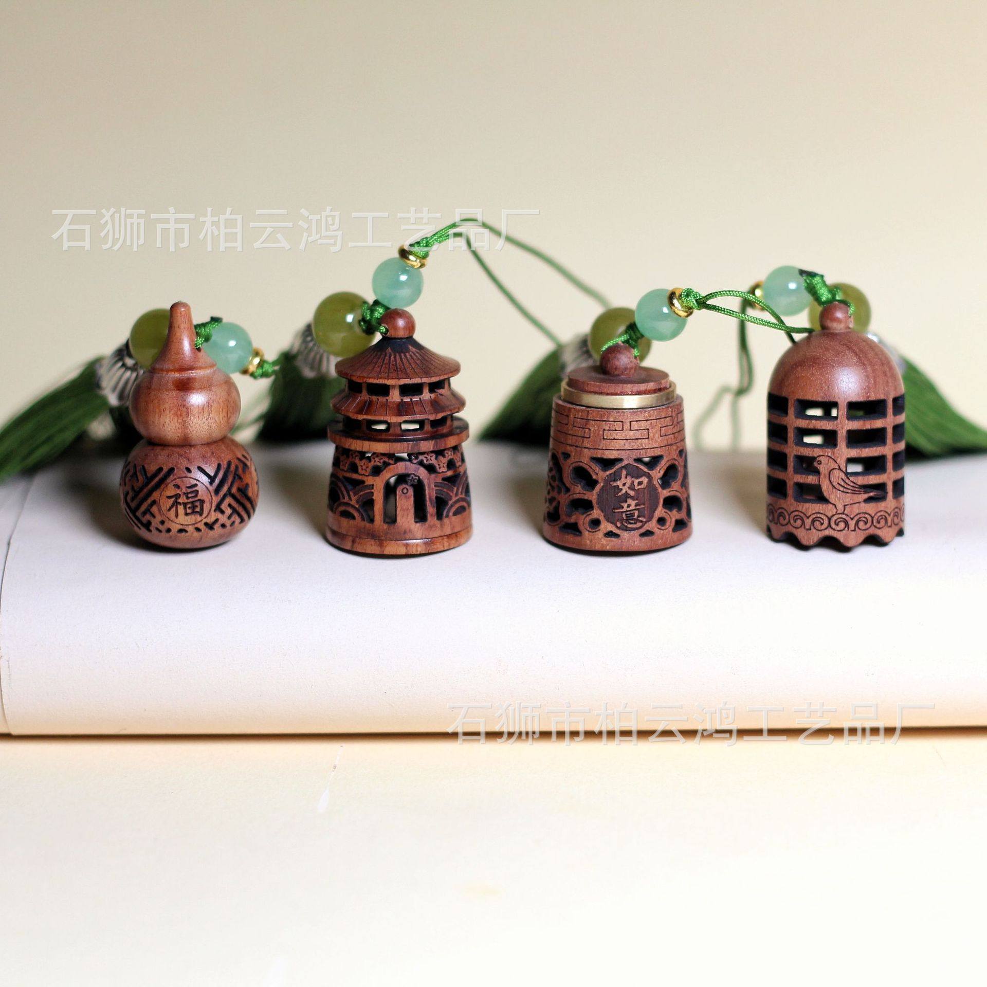 花梨木镂空雕刻香囊莲花许愿兔汽