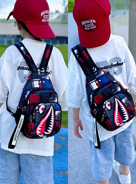儿童斜挎包男童胸包中大童包包2025新款男孩外出旅游帅气小背包