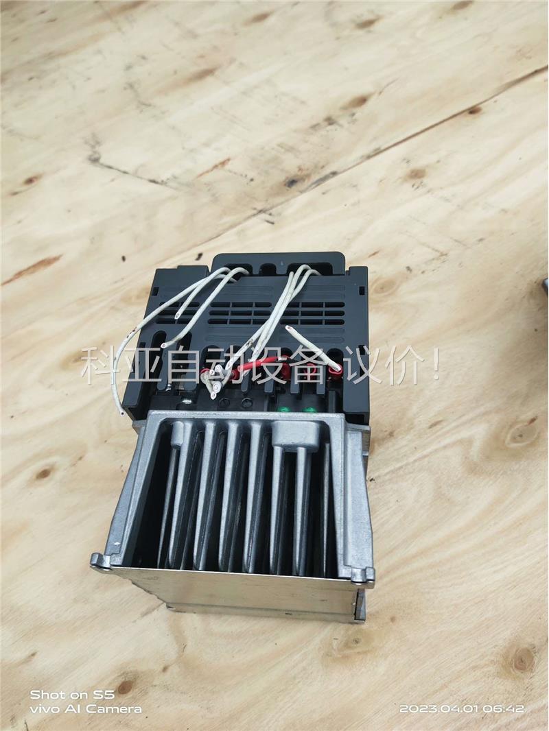 三菱D700变频器一台。拆机。外观相当漂亮。铝座没有任何氧化(议