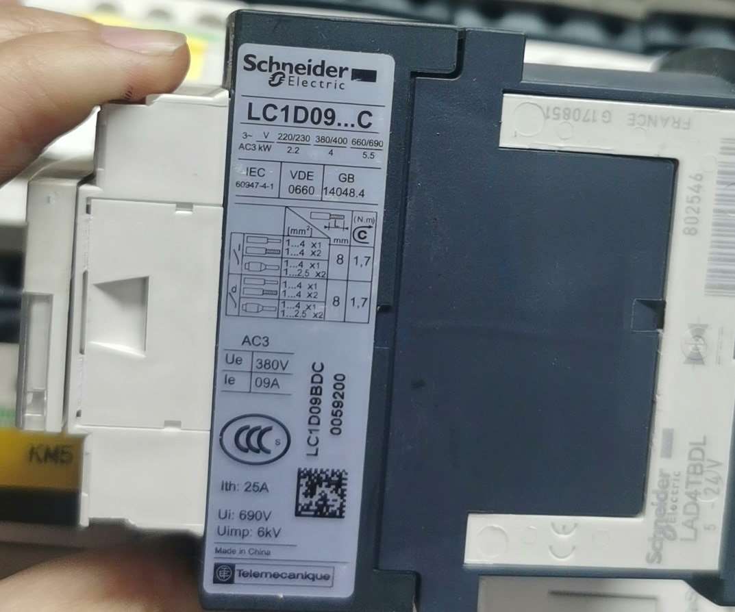 施耐德触器LC1D09BDC，13个，，成色(议价)