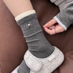 冬季新款柔软羊绒女袜子网红款刺绣蝴蝶结珍珠拼接撞色保暖中筒袜