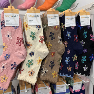 韩国东大门kikiyasocks女袜秋季 浮雕花朵菱形格棉质中筒袜子 新款