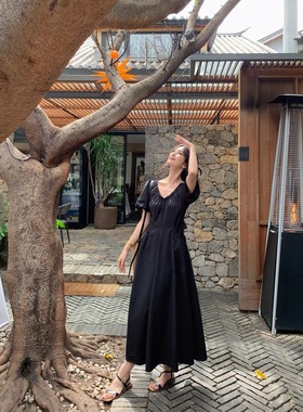 黑色气质女神范泡泡袖桔梗a字长裙夏新款法式v领收腰显瘦连衣裙