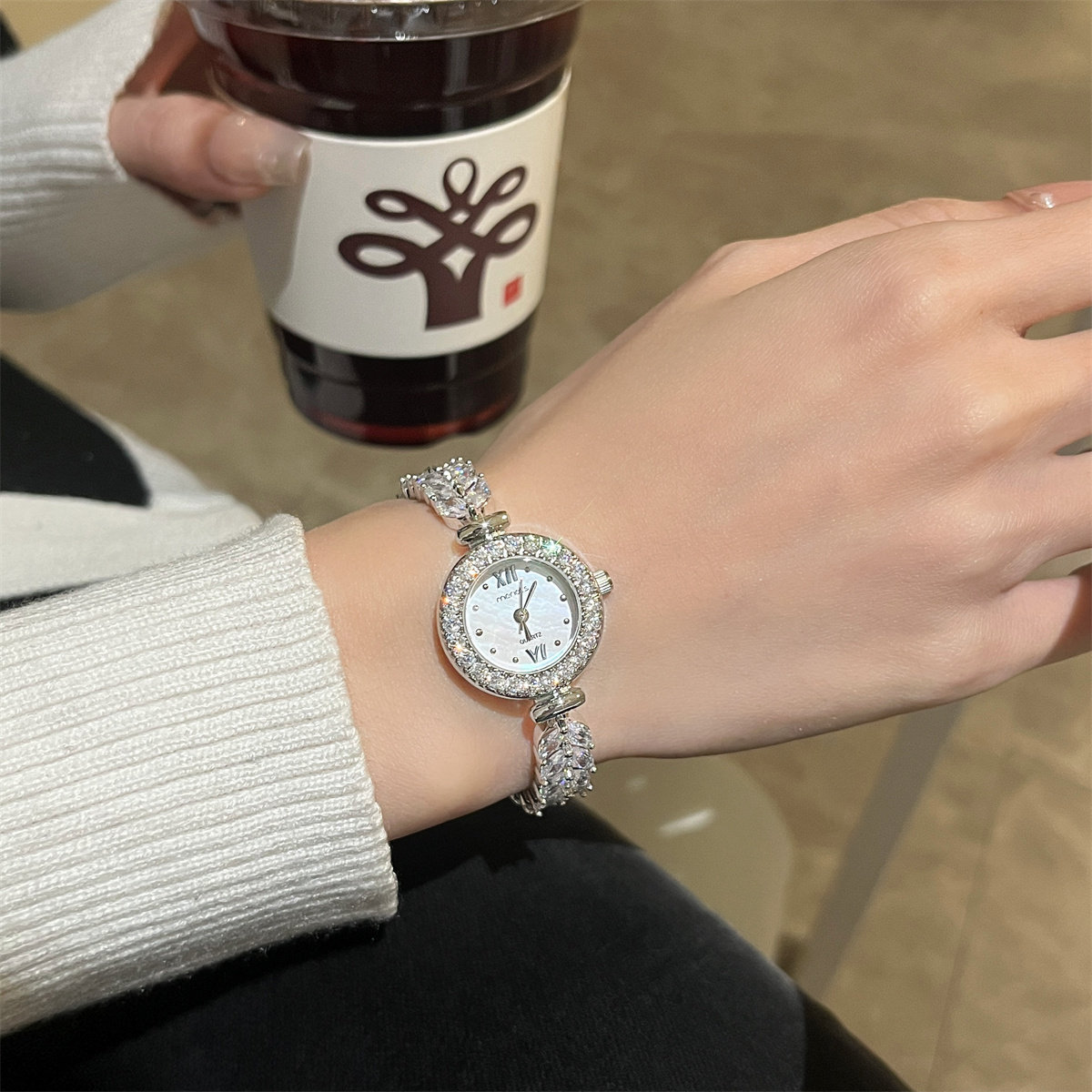 美人鱼手表女轻奢时尚精致气质圆形镶钻小众手表职场女士腕表