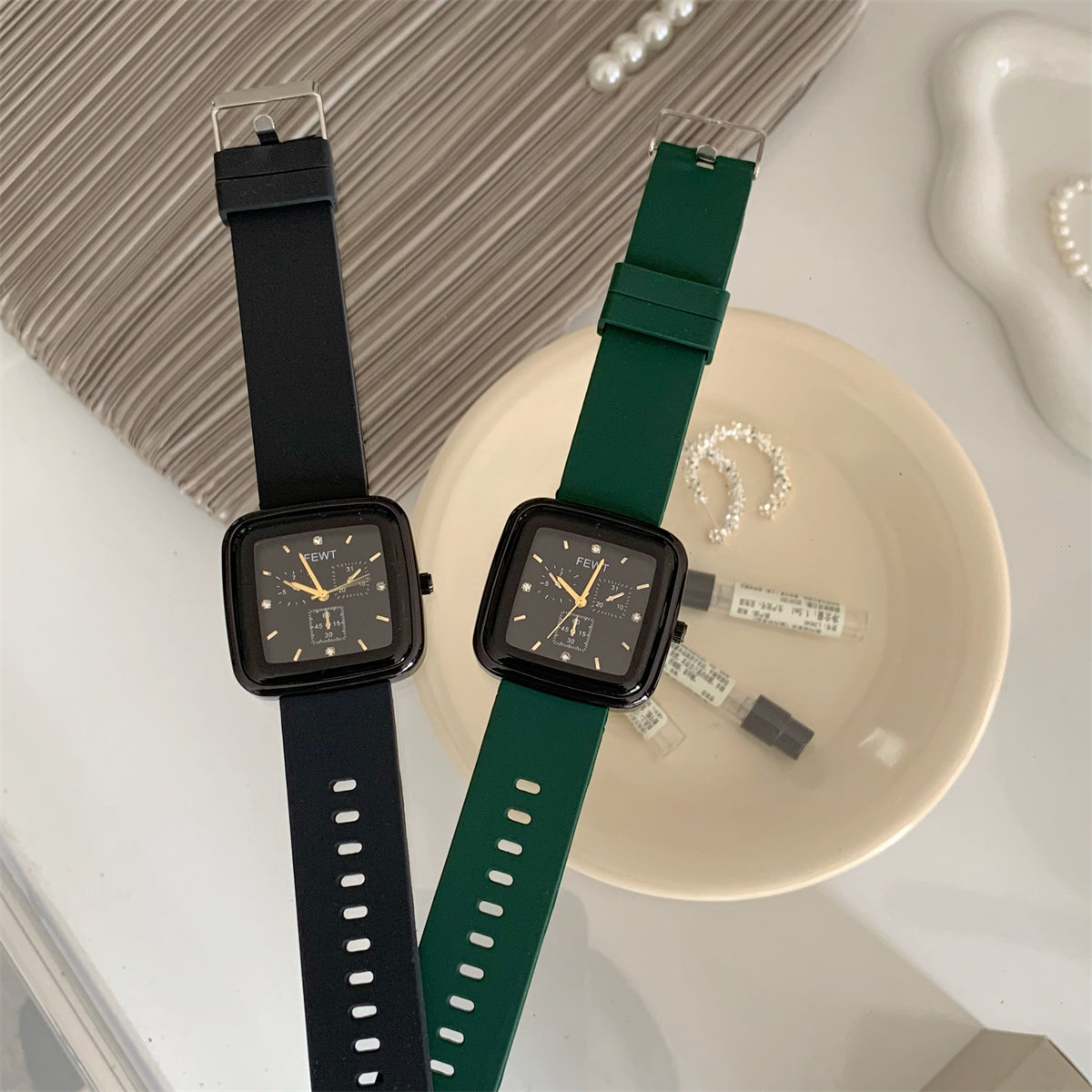 高颜值硅胶方形手表女款小众复古ins学生轻奢简约学院风石英表