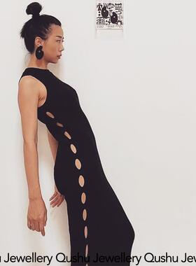 Qushu Jewellery 原创设计手工制艺术调色盘状耳环黑色真皮耳饰