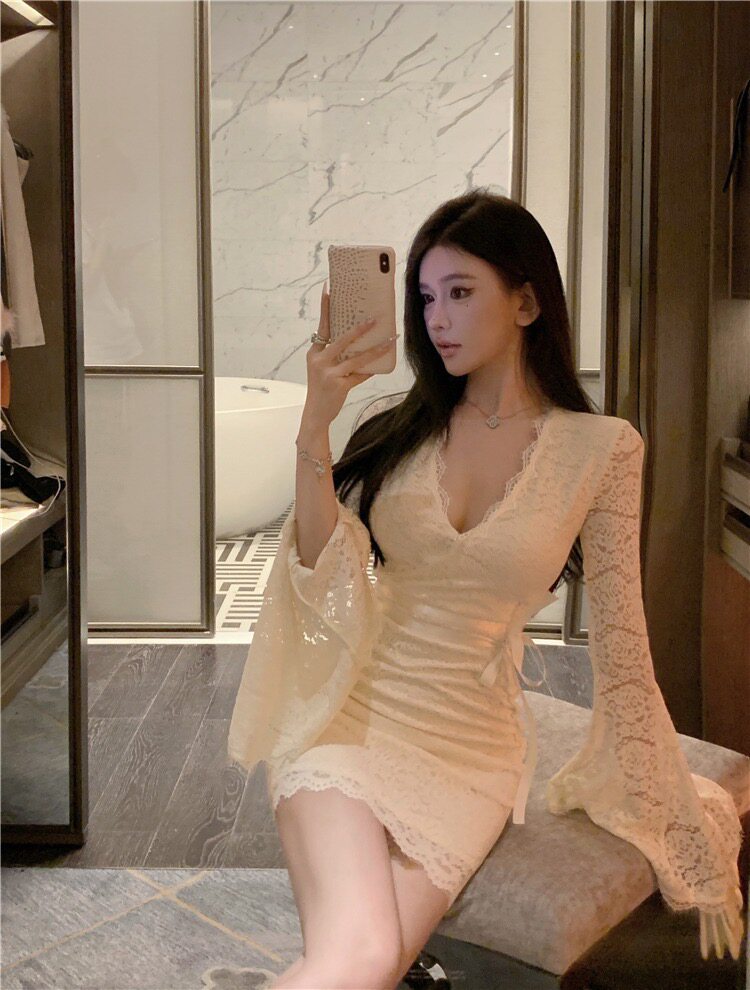 纯欲风性感v领蕾丝长袖连衣裙女秋冬新款收腰显瘦别致绝美包臀裙