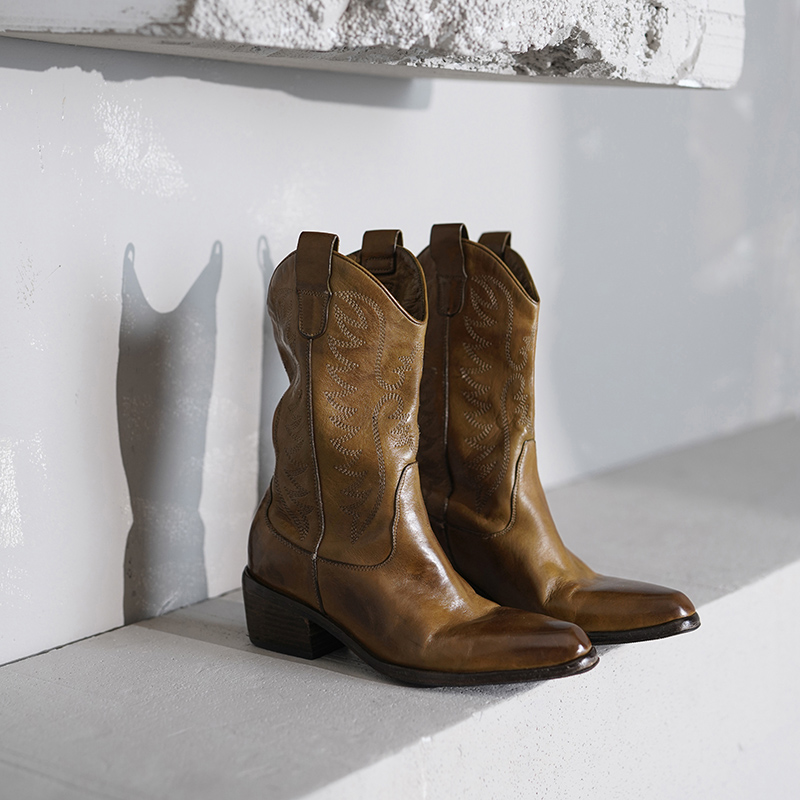 手工水洗马皮重工刺绣复古V口显瘦中筒靴擦色尖头粗跟质感西部靴