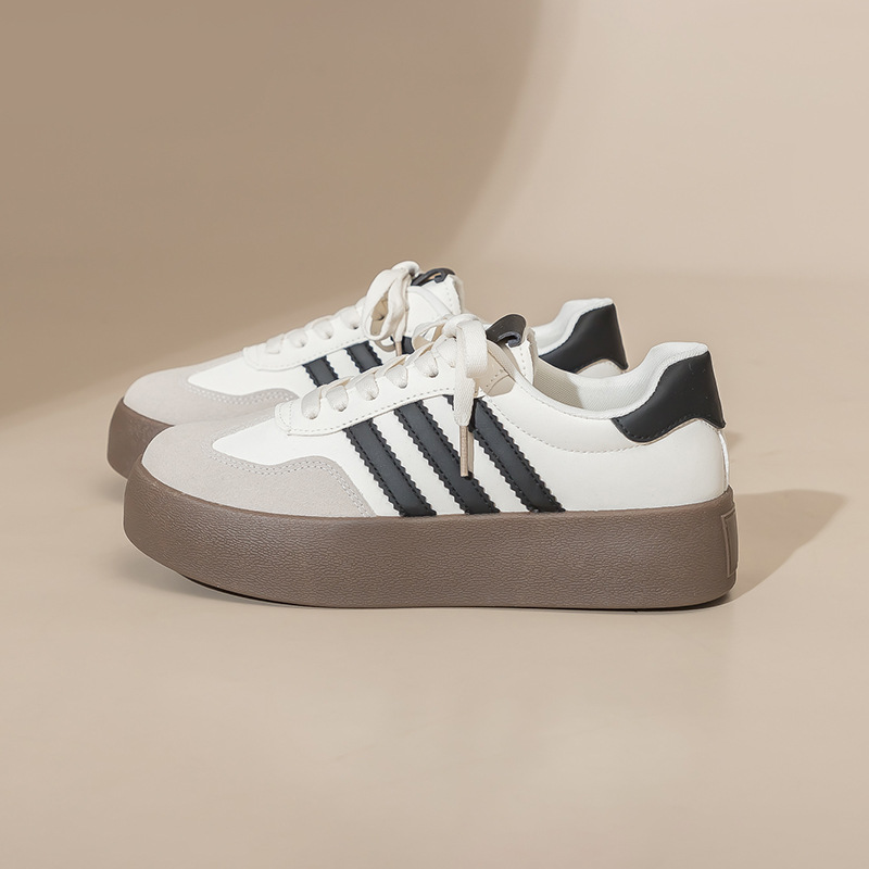 2025秋季新款厚底大码女鞋41-43休闲运动鞋百搭女德训板鞋小白鞋