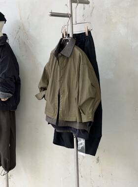 听野卡其色假两件设计拼接格子外套搭配黑色休闲裤子中性款男生