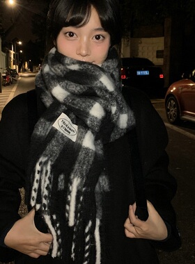 ins博主同款马海毛黑白格子围巾女秋冬季高级感百搭保暖围脖情侣