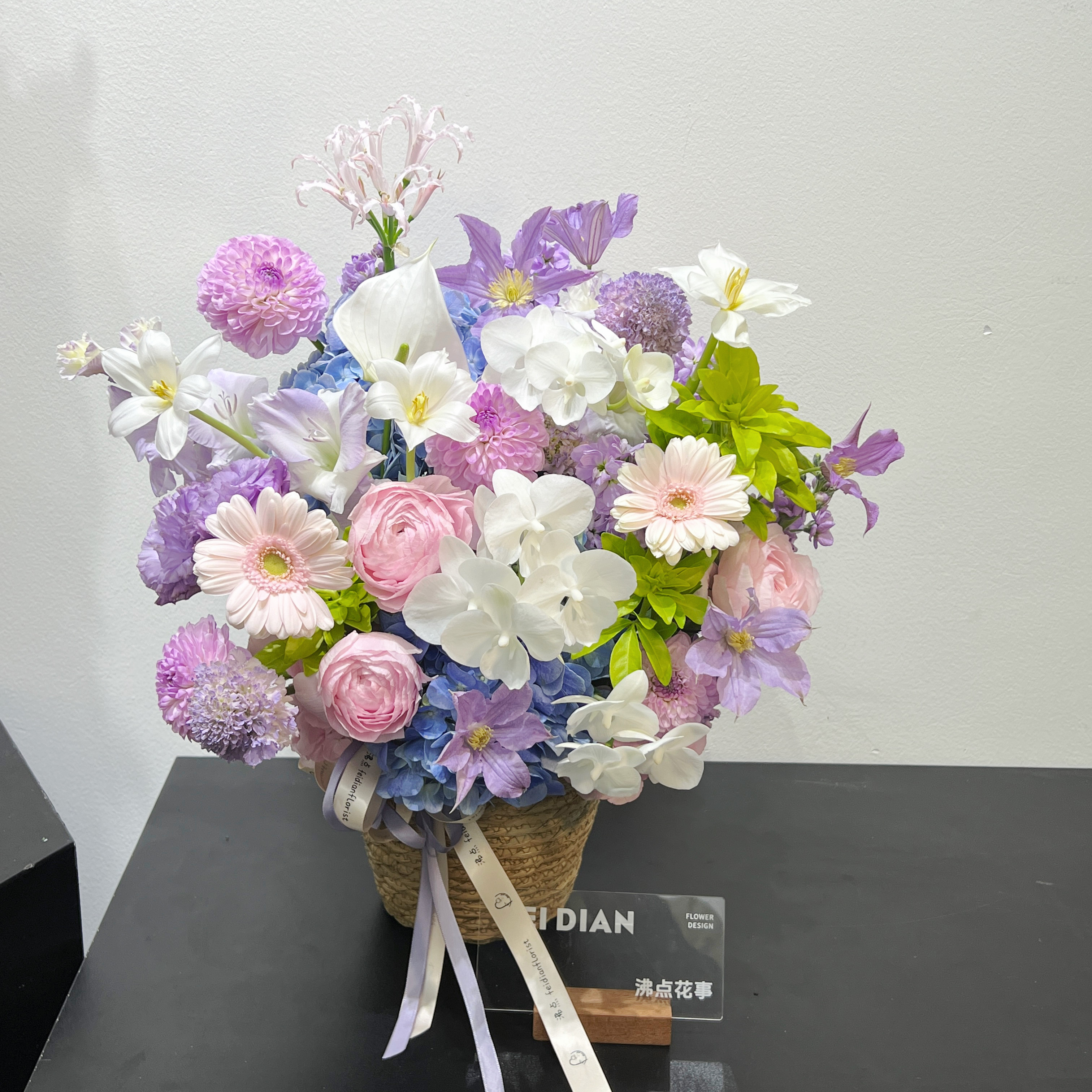厦门花店粉色紫色抱抱桶郁金香蝴蝶兰生日同城鲜花速度