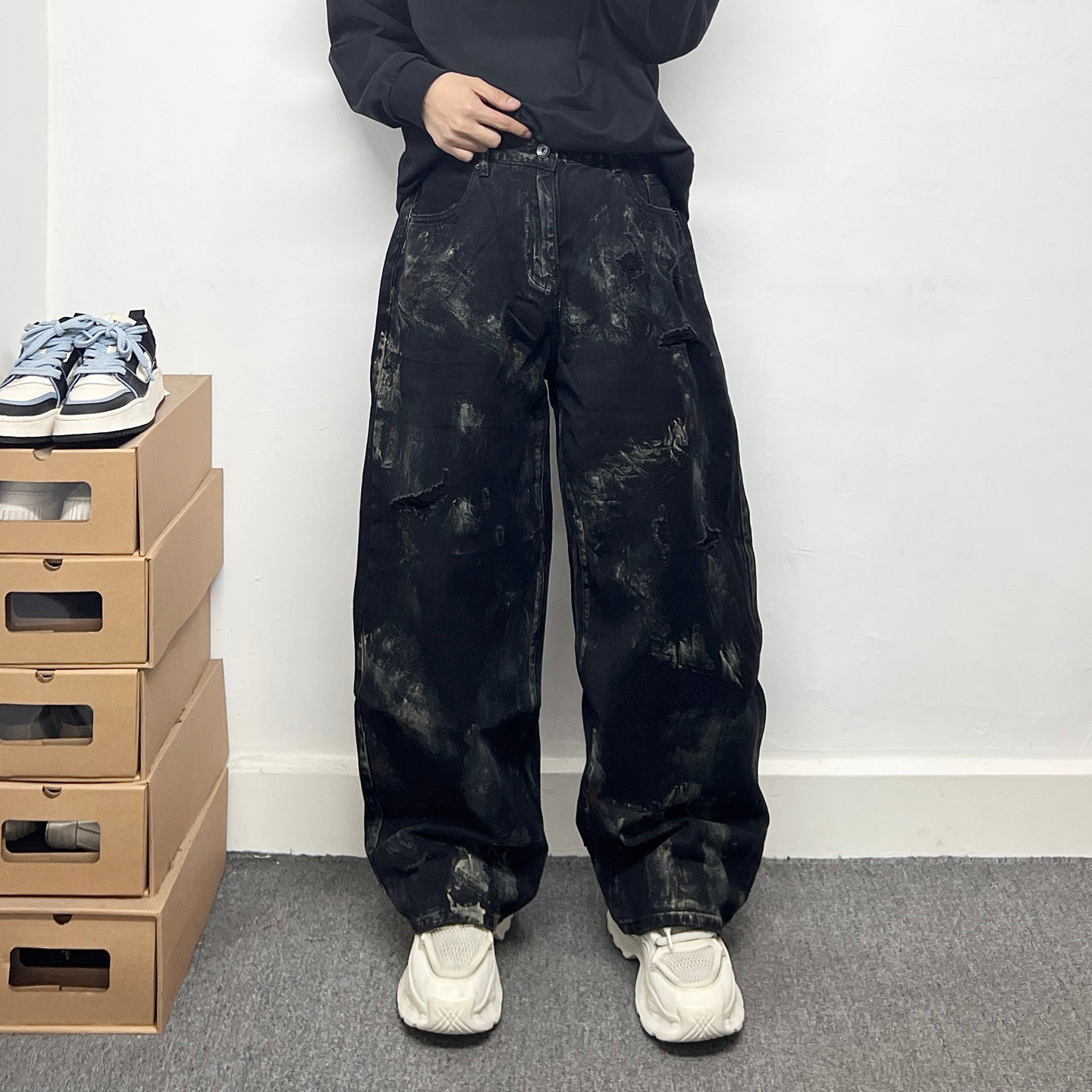 高街风泼墨涂鸦破洞做旧黑色牛仔裤男宽松直筒阔腿裤痞帅潮牌长裤图片