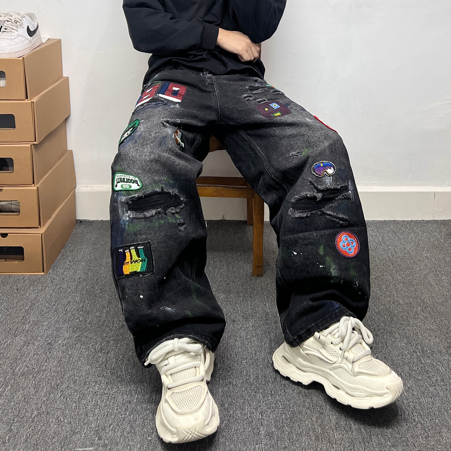 痞帅个性泼墨涂鸦黑色假破洞牛仔裤男款潮流微章设计感阔腿长裤子