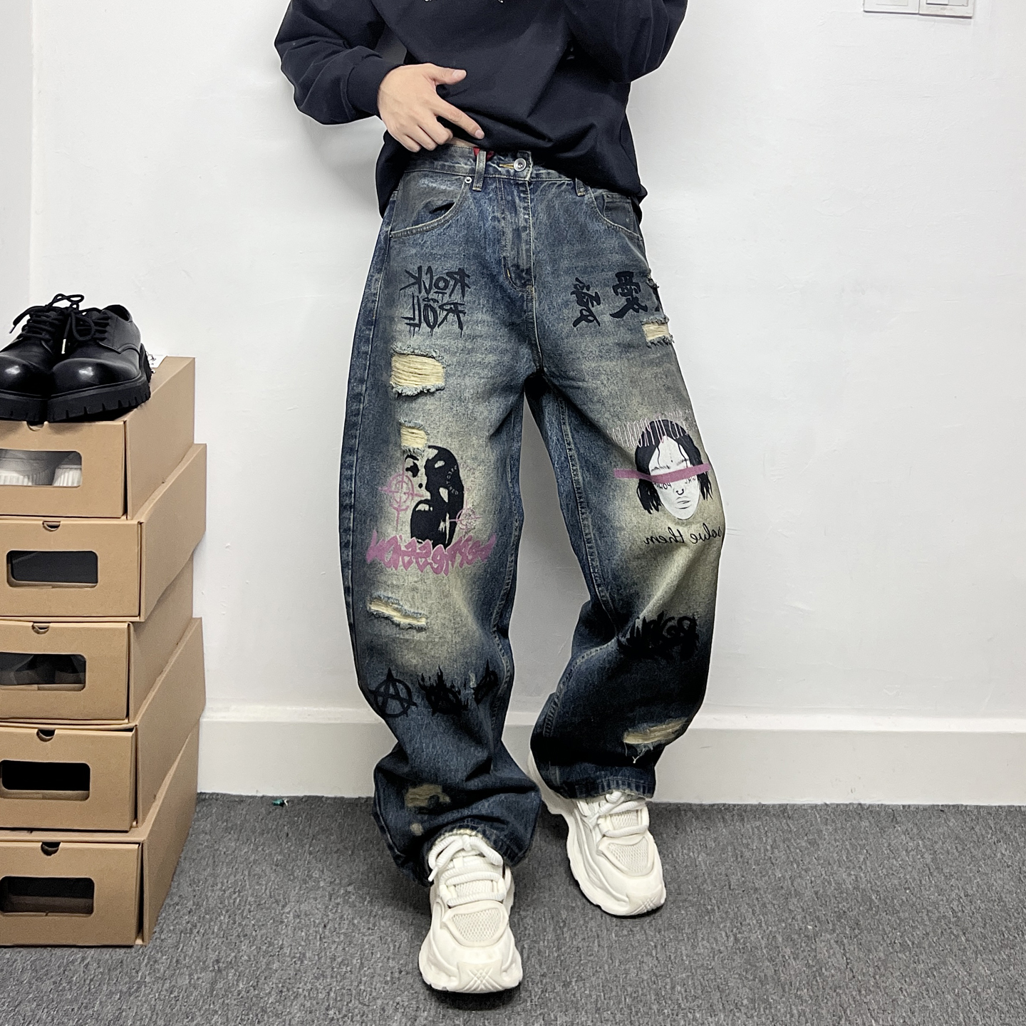 潮牌重工水洗做旧印花假破洞牛仔裤男高街痞帅直筒宽松阔腿长裤子