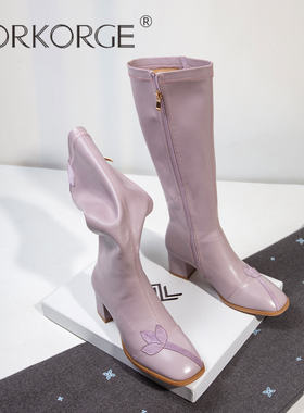 2025新款秋冬小香风文艺浅紫色复古兰花方头中跟粗跟长靴瘦瘦靴女