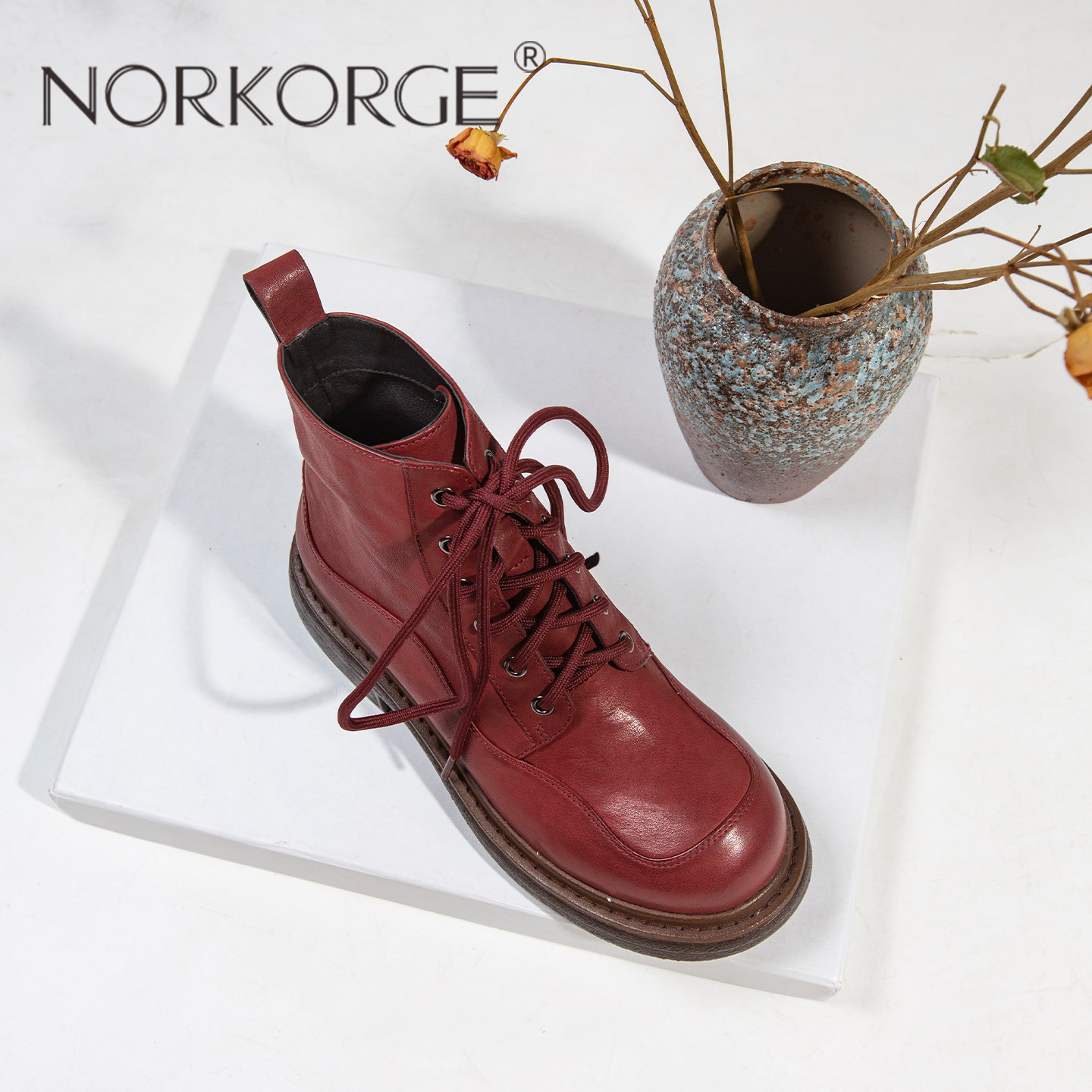 挺括紫红色马丁靴软面