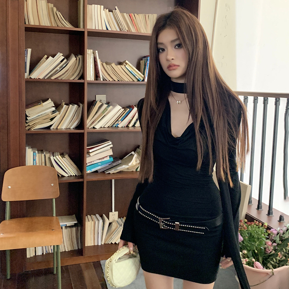 实拍2024秋冬新款辣妹连衣裙女设计感荡领御姐风长袖黑色包臀短裙